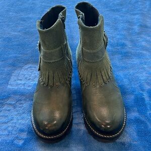 Dromedaris olive green fringe boots. Heel 2”. Platform 1”